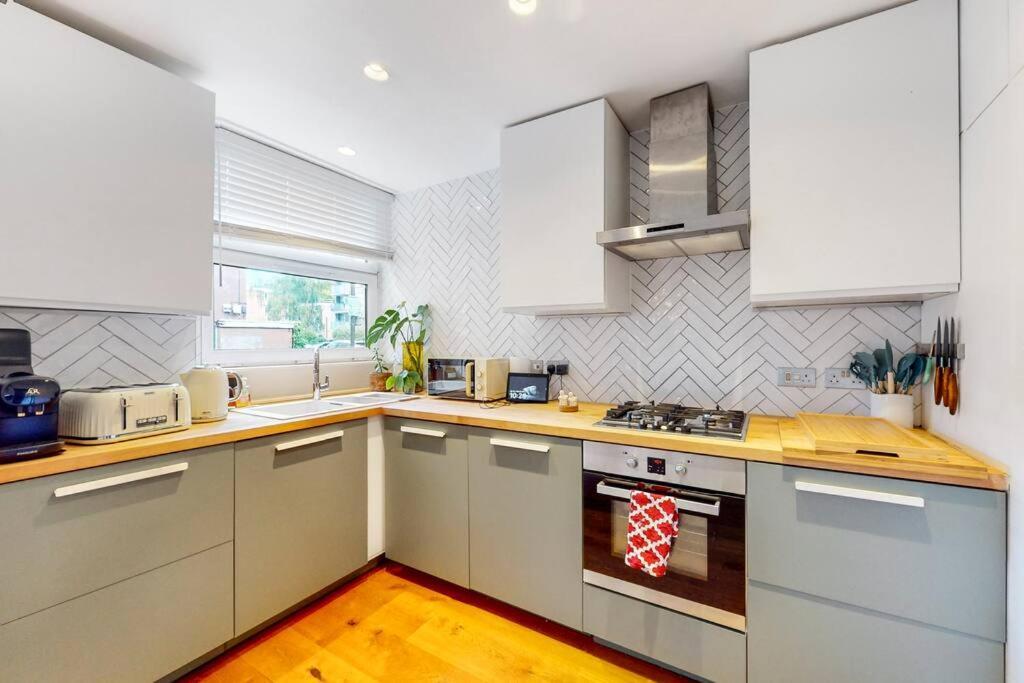 Charming 2-bedroom Maisonette With Private Garden Leilighet *