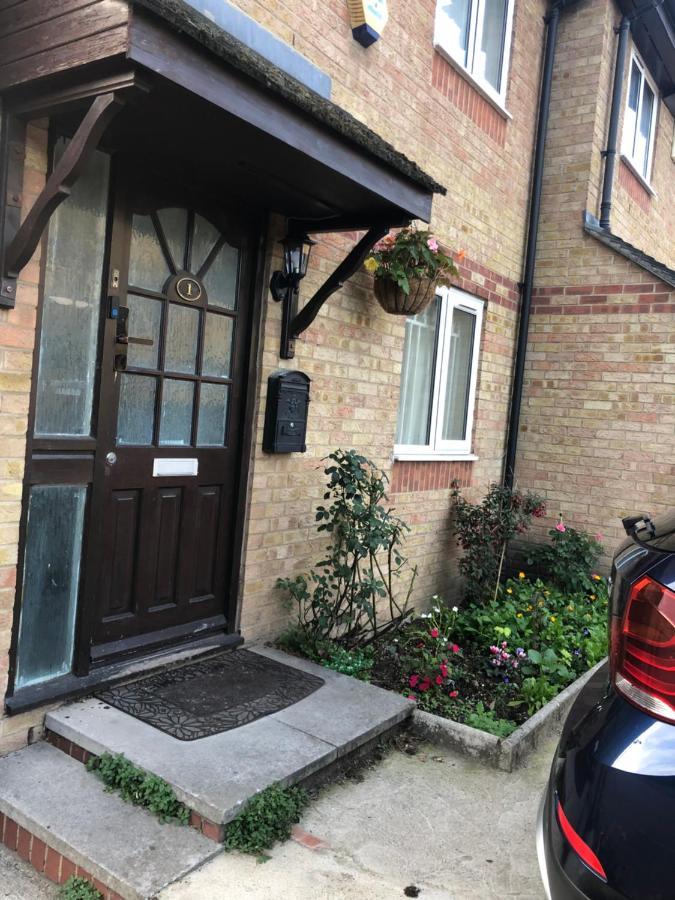 Cheerful 4 Bedroom House With Garden Free Parking