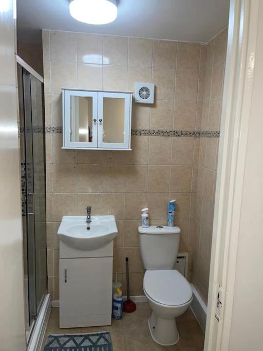 With Share Bathroom Near Train Line Londres