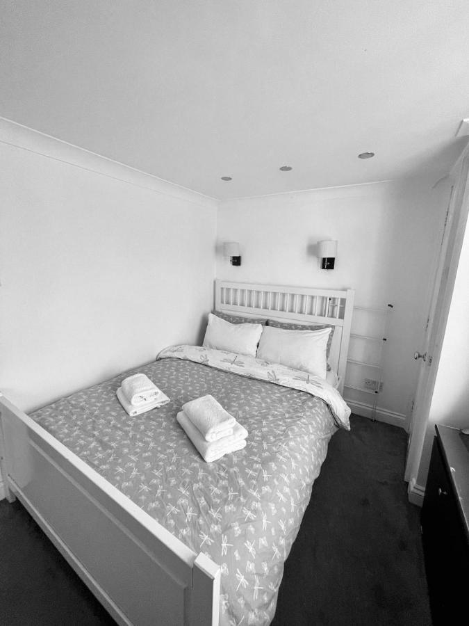 Live In Kensington Apartment *