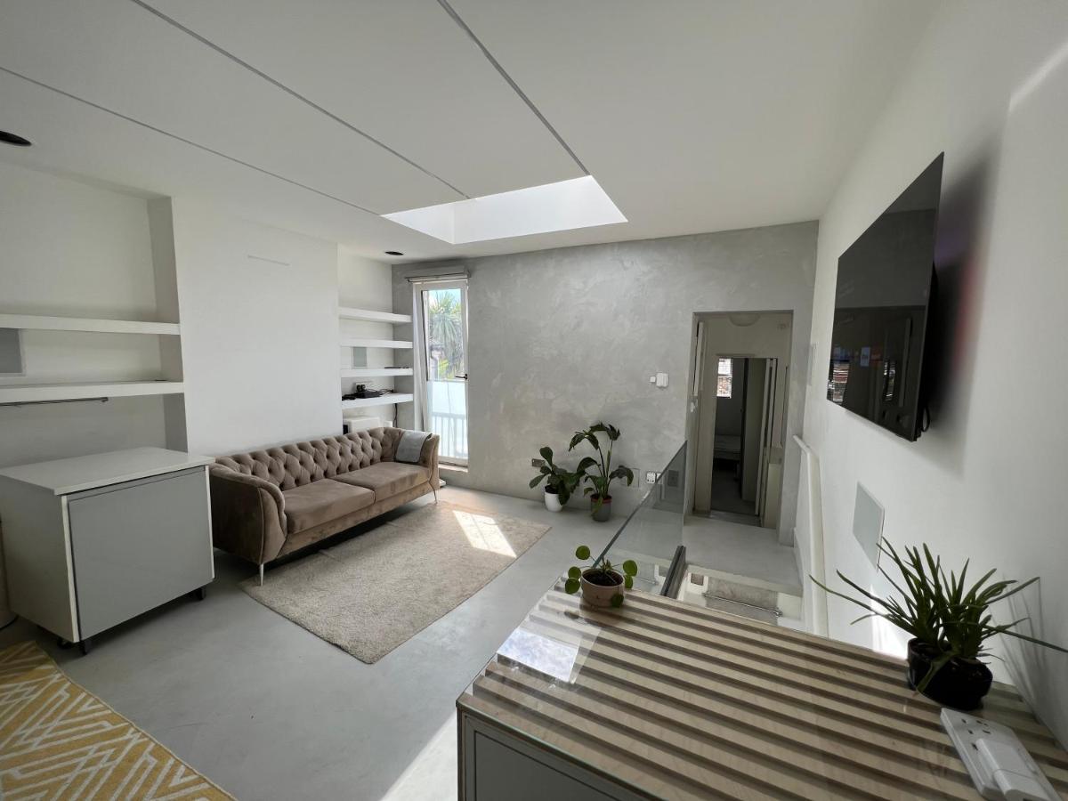 Stunning Contemporary 2 Bed With Parking Apartment London