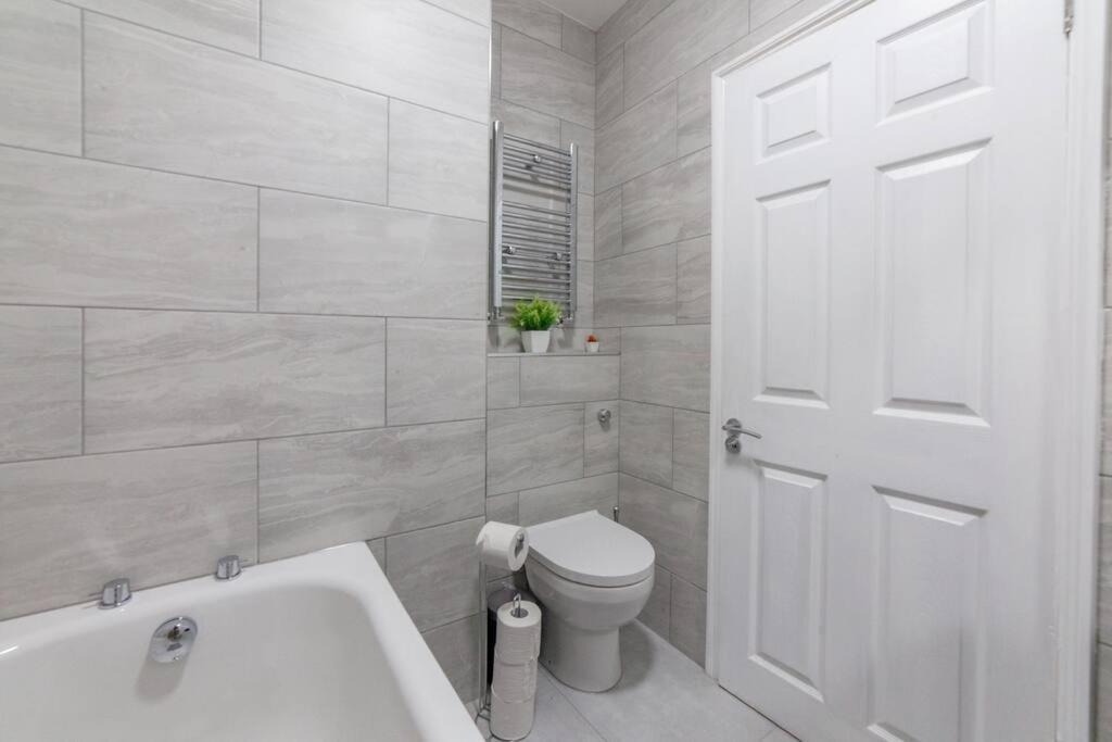 Sunny, 2bed 2bath, Garden Near Hyde Park Apartment *