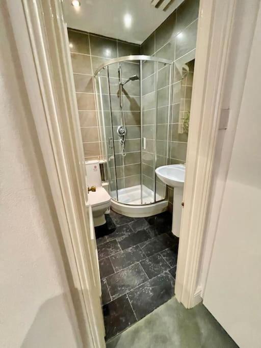 Spacious Flat With Huge Patio In Central Apartment London