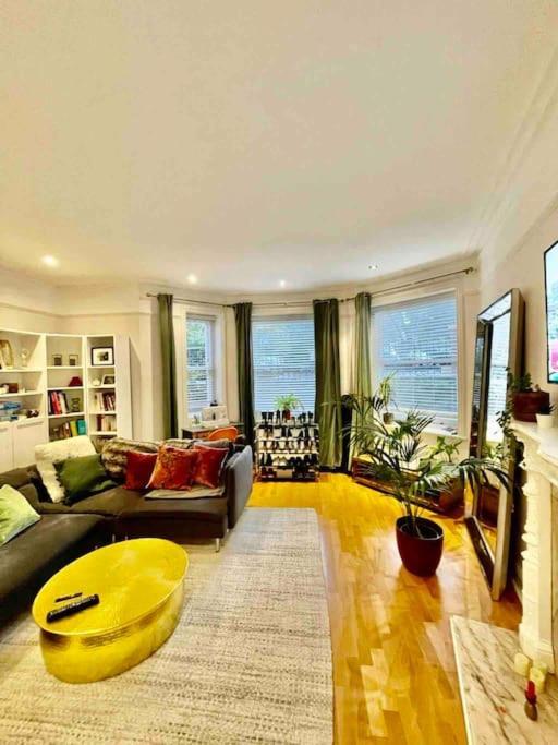 Apartment Spacious Flat With Huge Patio In Central London
