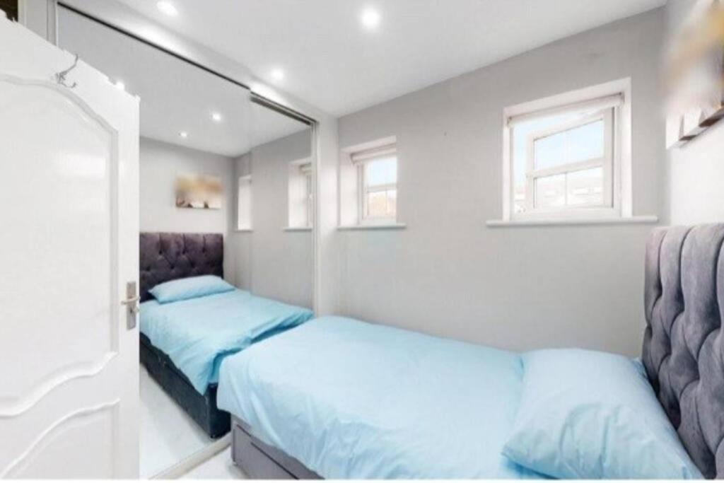 9 Brentwood Apartment *