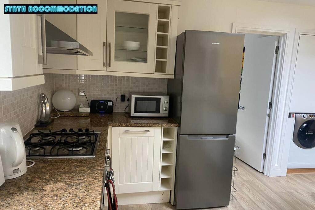 Apartment 80s Retro 3 Bedroom In Wimbledon Sleeps 6! Netflix Wifi And Arcade! Perfect For Families Business & Leisure Guests! *