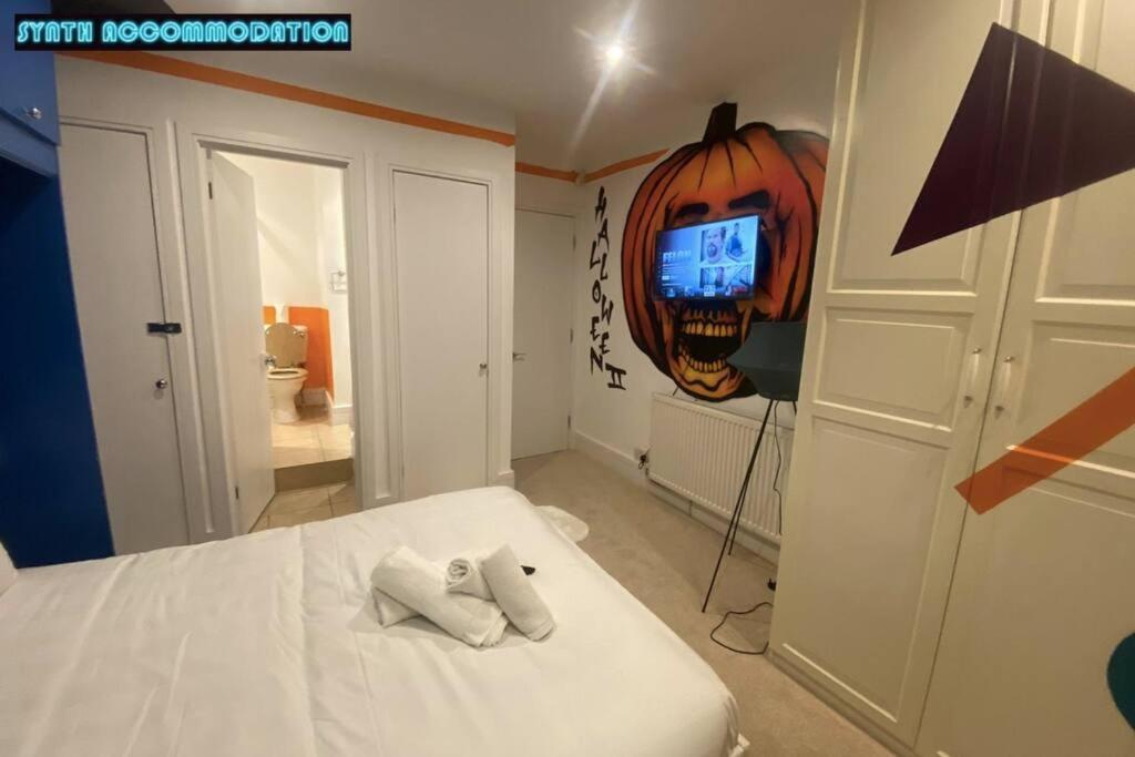 80s Retro 3 Bedroom In Wimbledon Sleeps 6! Netflix Wifi And Arcade! Perfect For Families Business & Leisure Guests! * London
