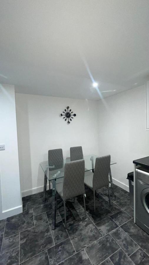 2 Bed Luxury In Old Kent Road * Londen