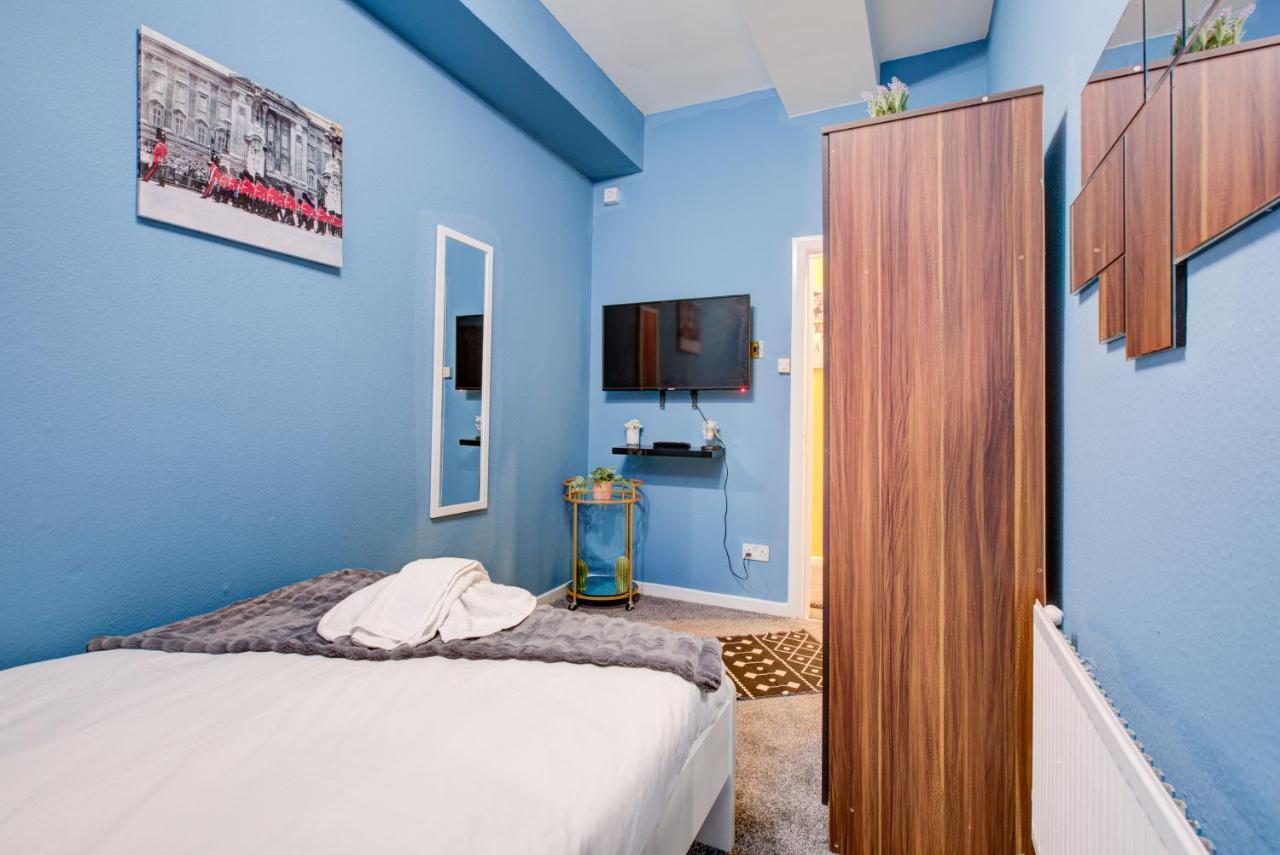 Inviting 2-bed Budget In Apartment