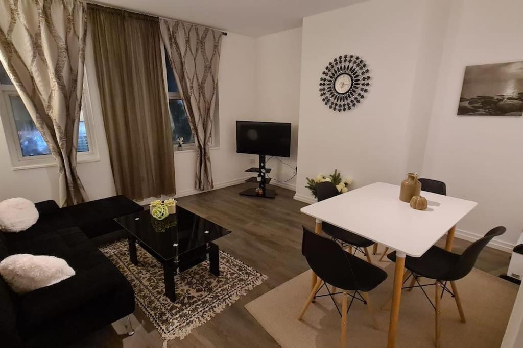 Luxury 1 Bedroom Flat In The Heart Of Wood Londen