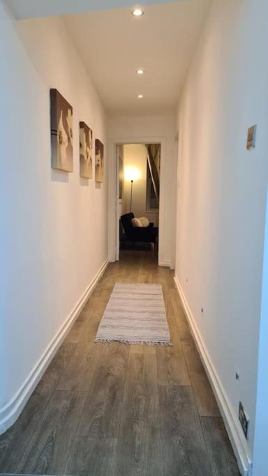 Appartement Luxury 1 Bedroom Flat In The Heart Of Wood Londen