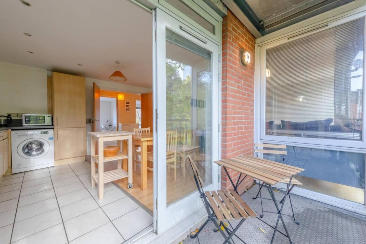 Spacious 2 Bedroom Near White Londres
