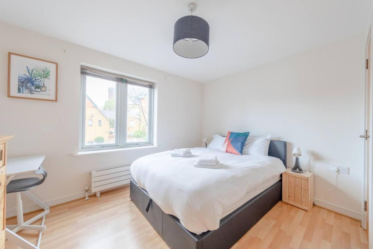 Spacious 2 Bedroom Near White Apartamento