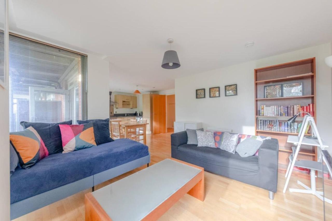 Apartamento Spacious 2 Bedroom Near White Londres