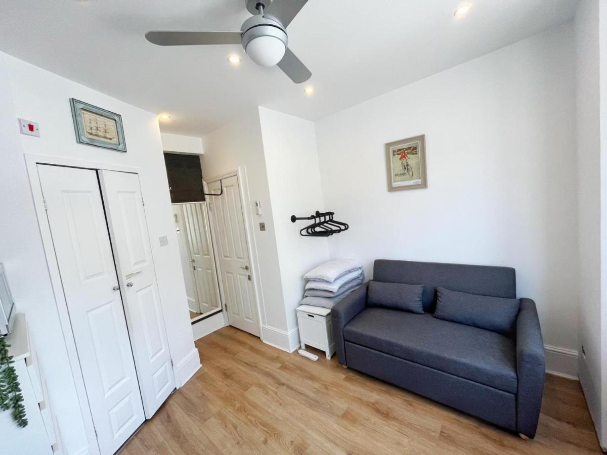 Renovated Small Self Contained Studio Apartamento *
