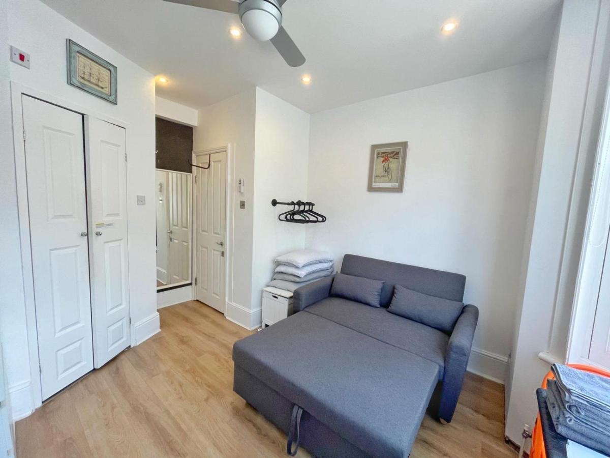 Renovated Small Self Contained Studio Apartamento *