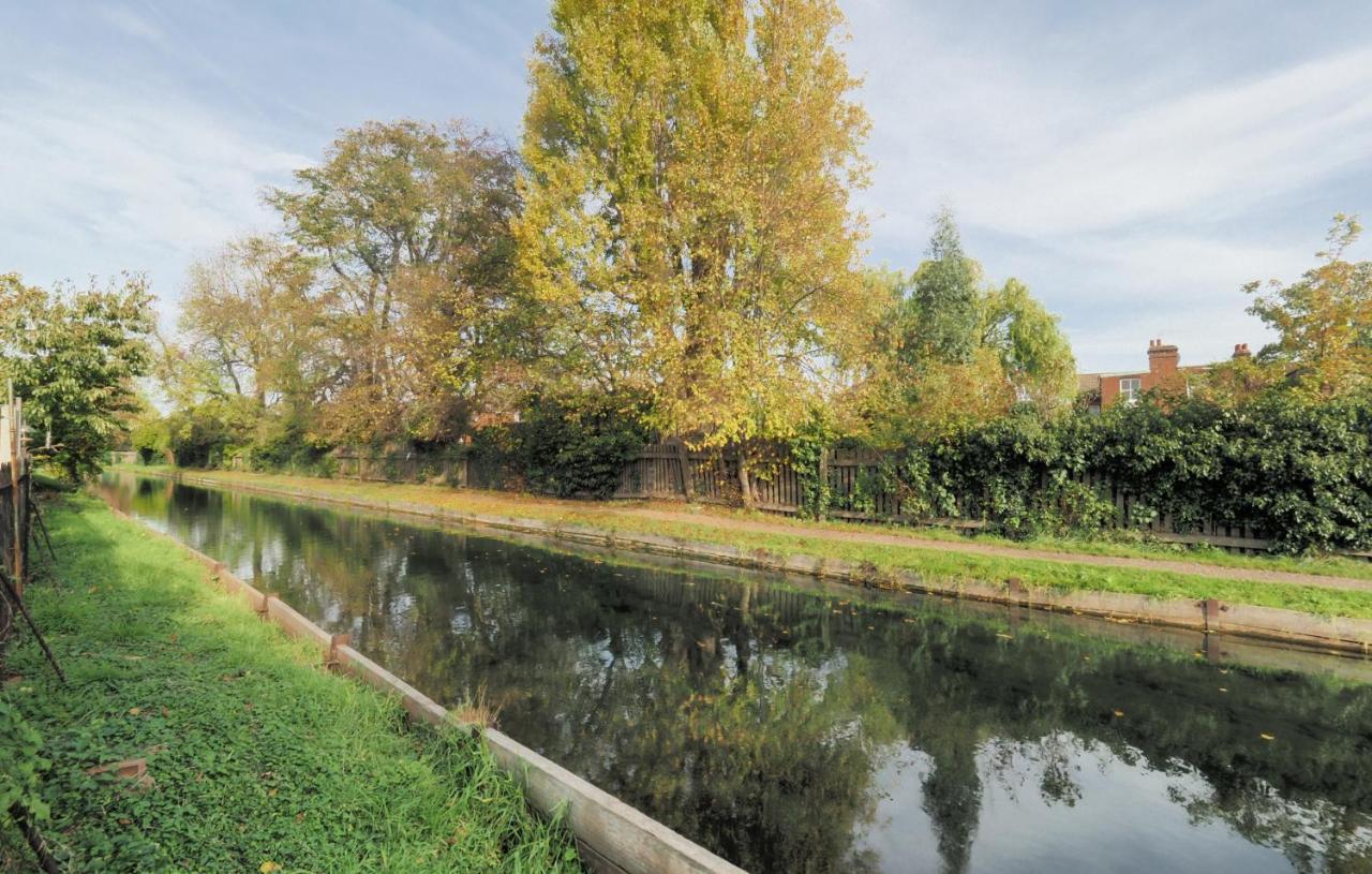 Stunning, Large 1 Bed Riverside Flat Appartement