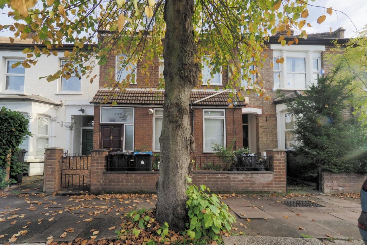 Stunning, Large 1 Bed Riverside Flat Londen