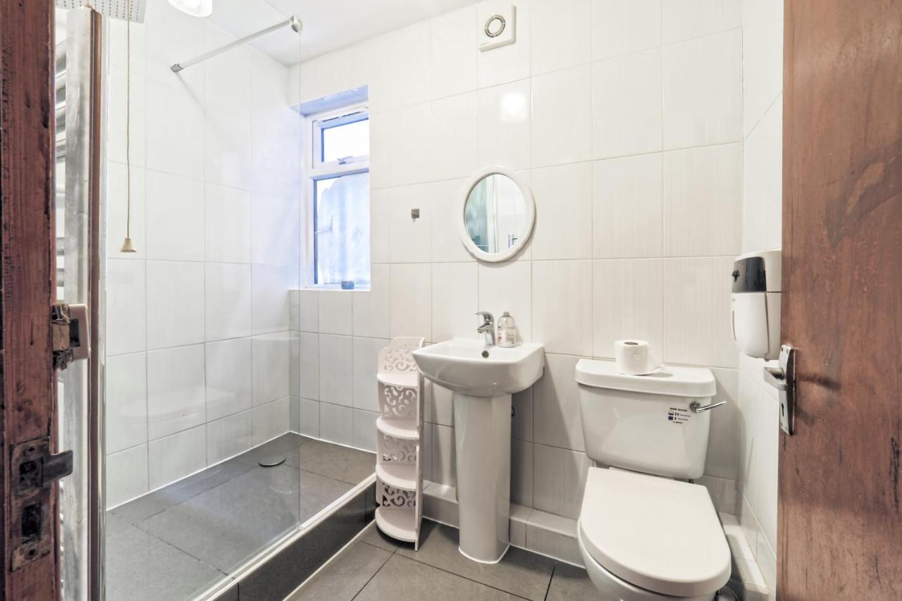Stunning, Large 1 Bed Riverside Flat Londen