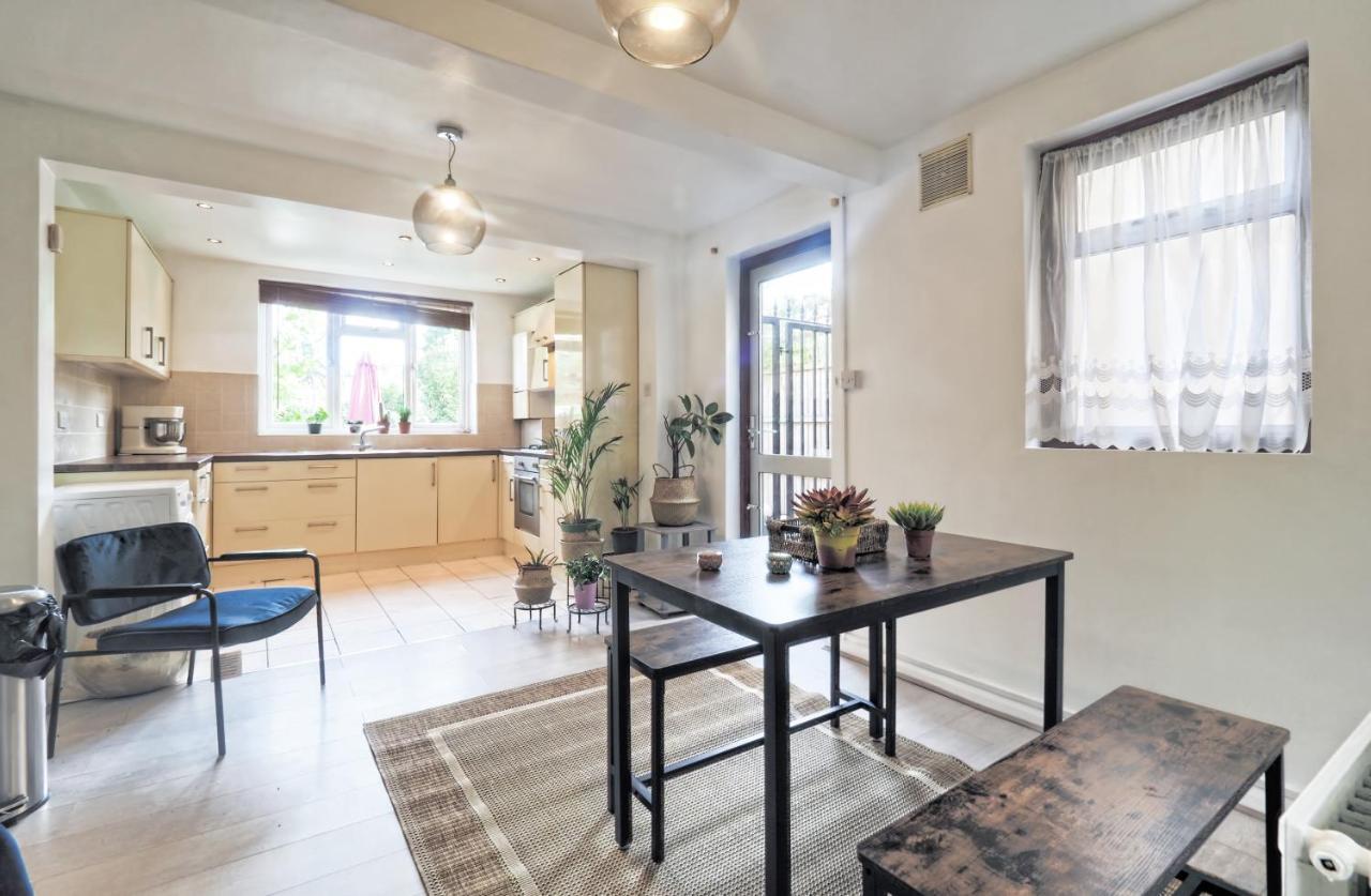 Stunning, Large 1 Bed Riverside Flat * Londen