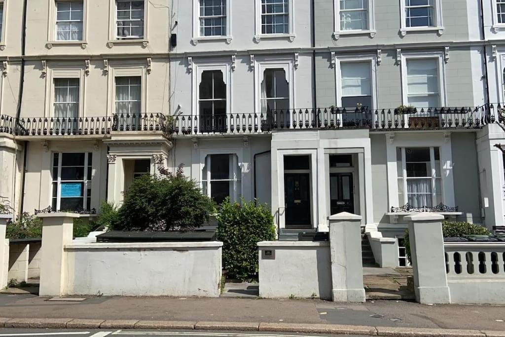 Gorgeous 2 Bedroom Flat In Charming Swiss London