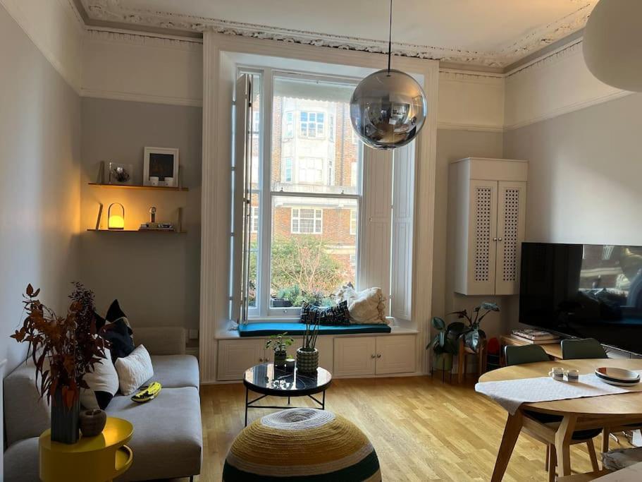 Gorgeous 2 Bedroom Flat In Charming Swiss Apartment
