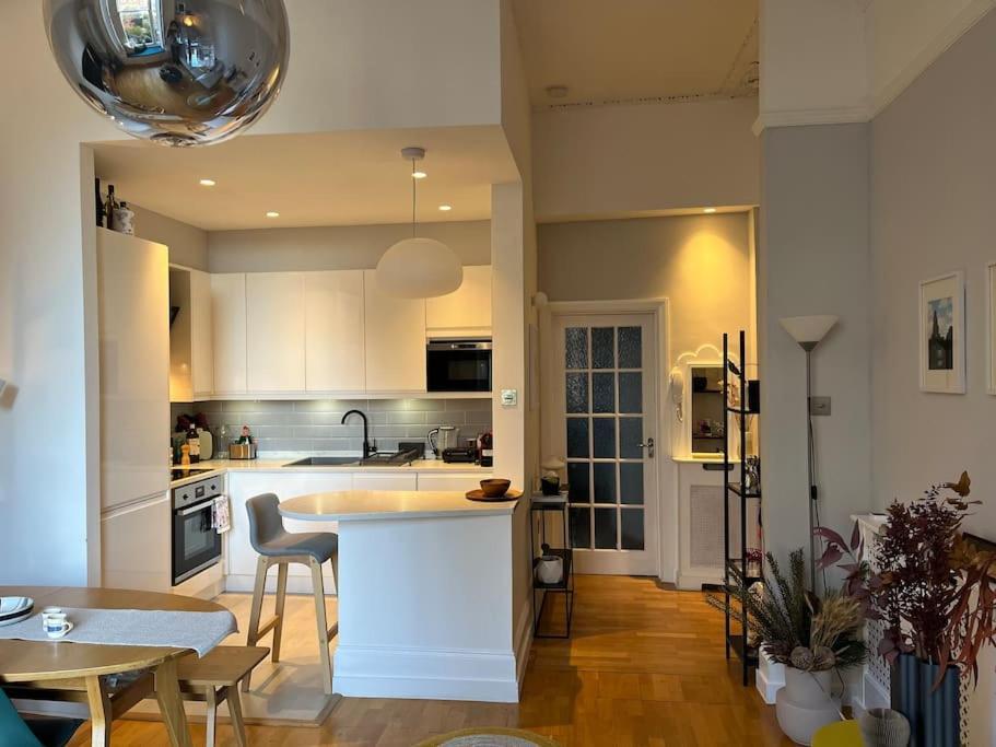 Gorgeous 2 Bedroom Flat In Charming Swiss * London