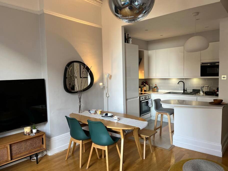 Gorgeous 2 Bedroom Flat In Charming Swiss Leilighet