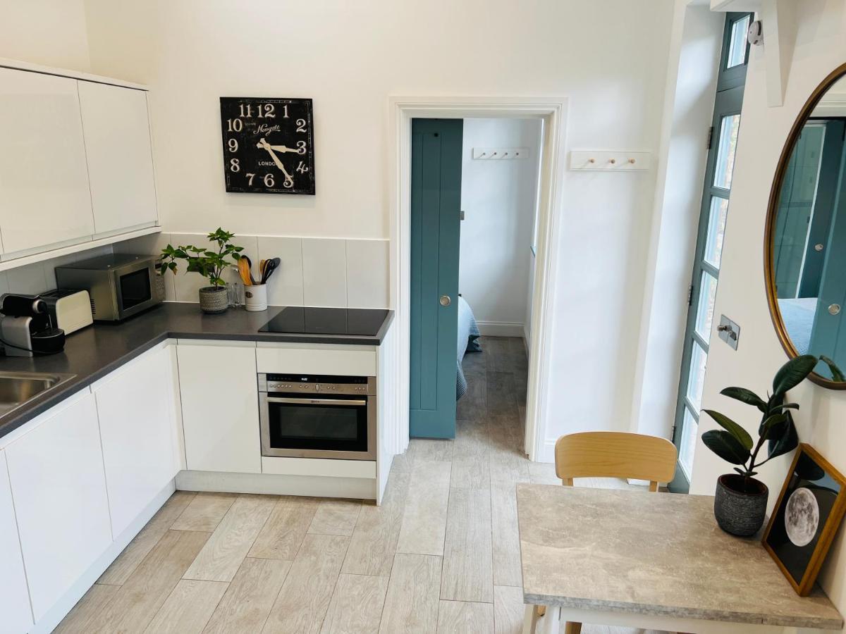 Forge - Pretty 1 Bedroom With Free Off Street Parking Apartment