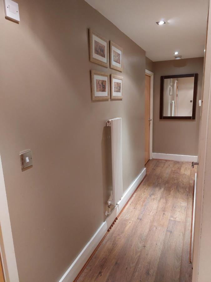 One Bed Stylish Apartment, Canary Wharf, Londen