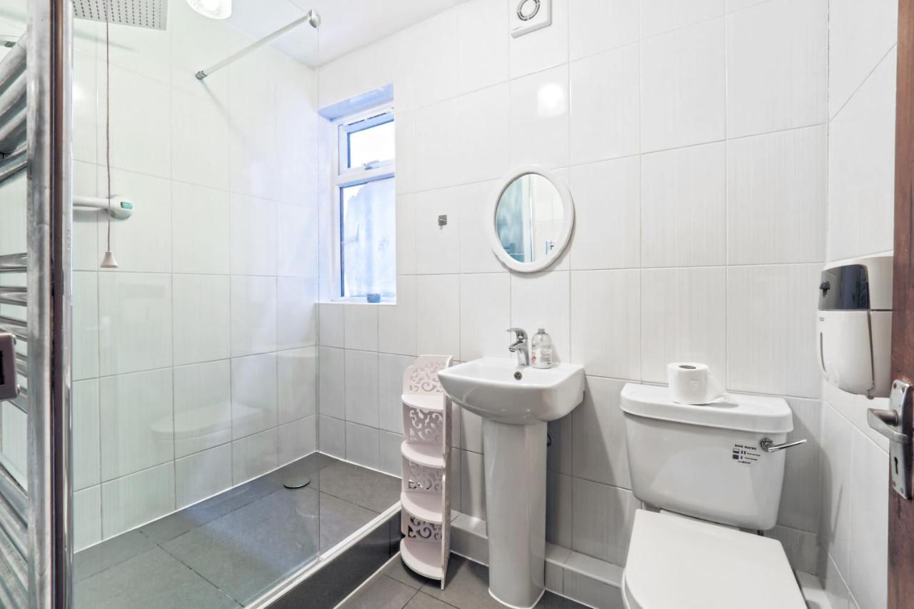 Stunning, Large 1 Bed Riverside Flat Londen