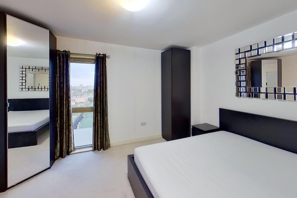 Luxury 2 Bedroom In With Free Parking Apartment *
