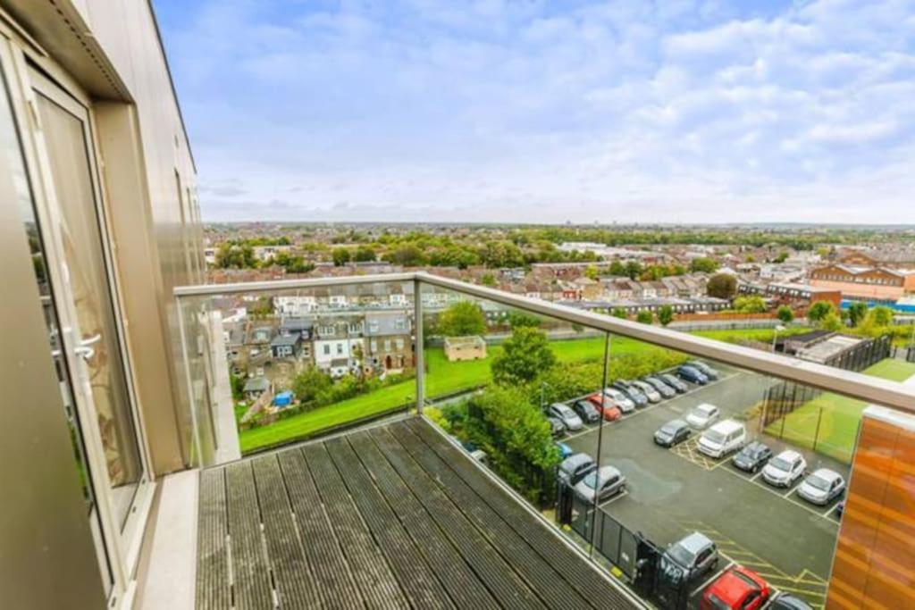 Luxury 2 Bedroom In With Free Parking Apartment