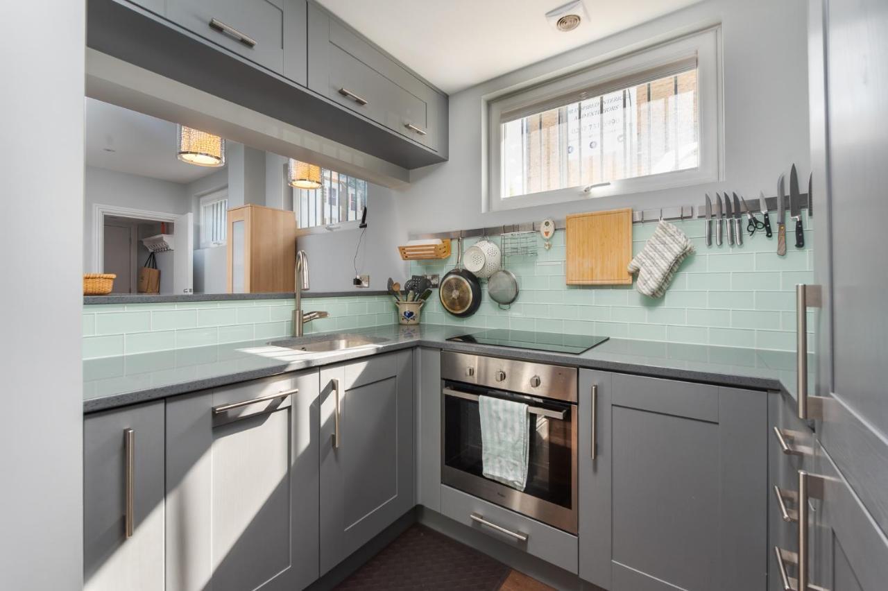 Attractive With Private Patio In Fashionable Fulham By Underthedoormat London