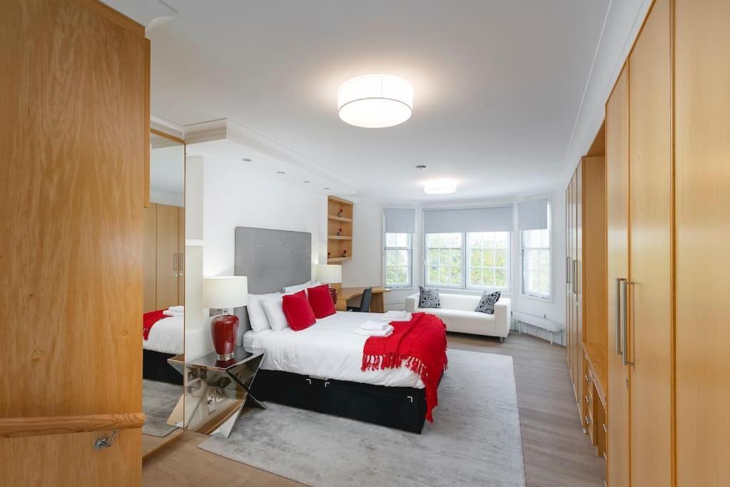 Apartment ' Luxury & Spacious Airconditioned 4 Bed 4 Bath ' London
