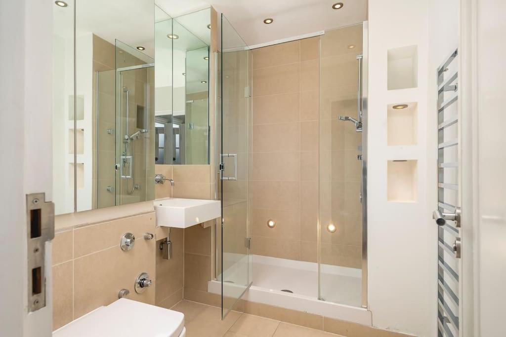 Apartment ' Luxury & Spacious Airconditioned 4 Bed 4 Bath '