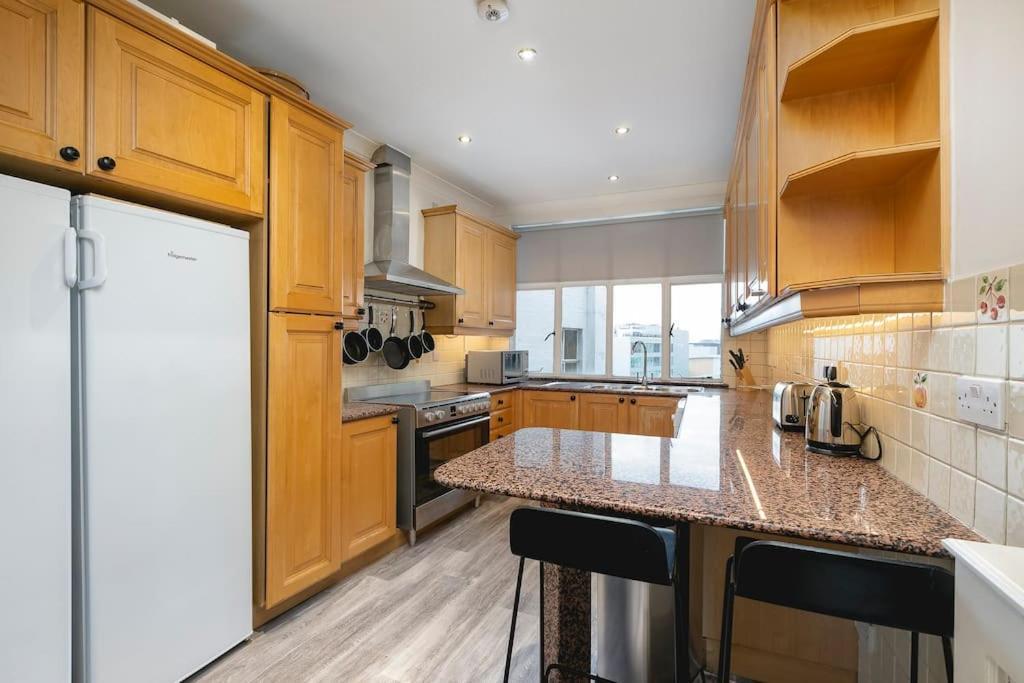 ' Luxury & Spacious Airconditioned 4 Bed 4 Bath ' * London