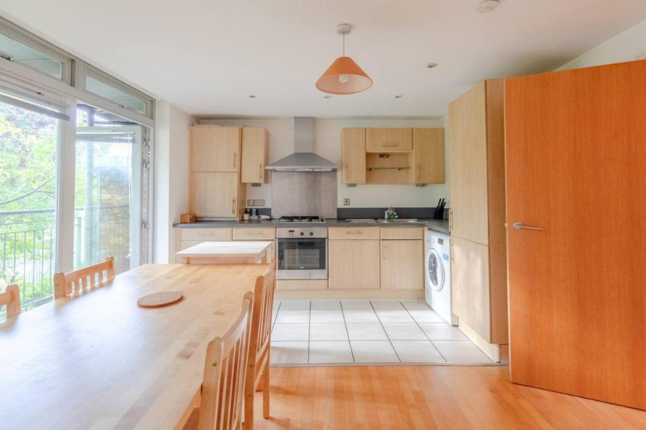 Apartamento Spacious 2 Bedroom Near White Londres