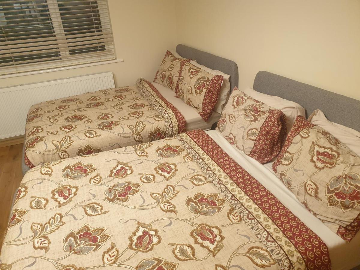 Luxury 3 Bedroom Flat 1min Walk From Underground, With Free Parking Sleeps X10 *