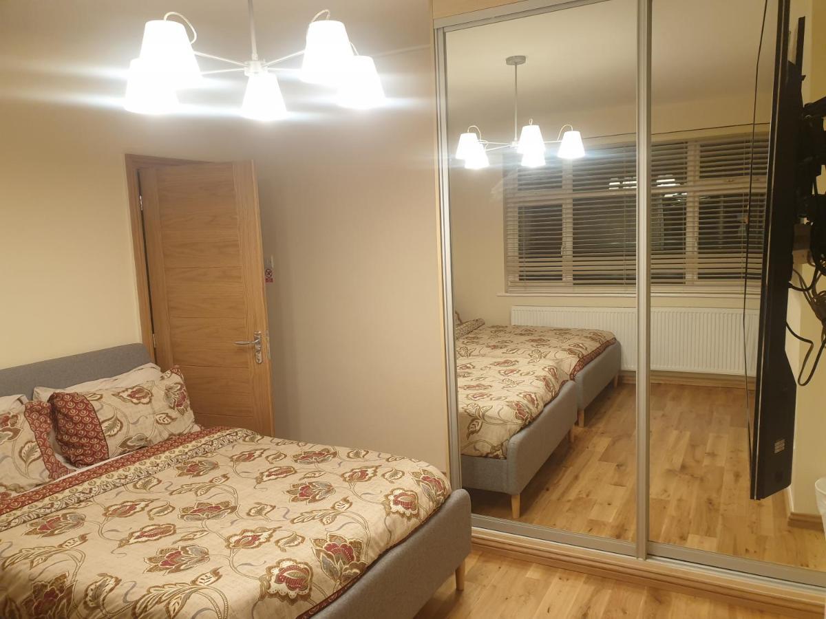 Luxury 3 Bedroom Flat 1min Walk From Underground, With Free Parking Sleeps X10 Apartment *