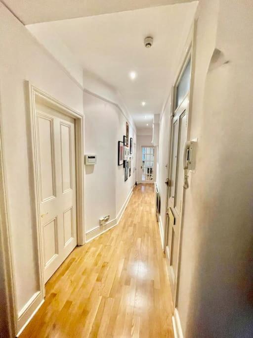 Spacious Flat With Huge Patio In Central Apartment London