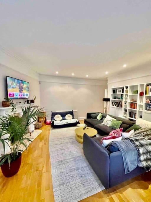 Spacious Flat With Huge Patio In Central Apartment London