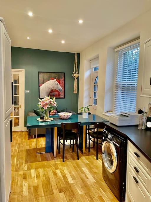 Spacious Flat With Huge Patio In Central Apartment London