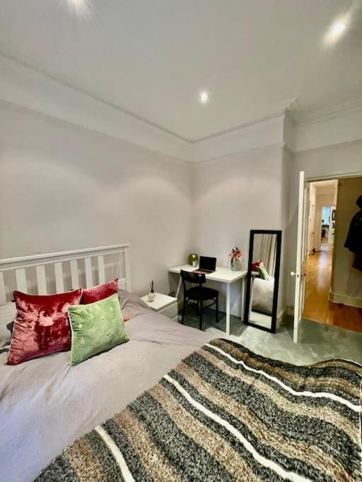 Apartment Spacious Flat With Huge Patio In Central *