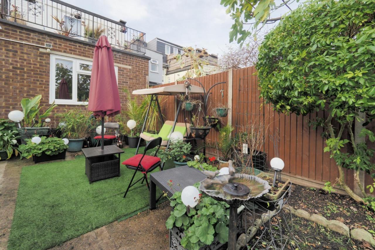 Stunning, Large 1 Bed Riverside Flat Londen