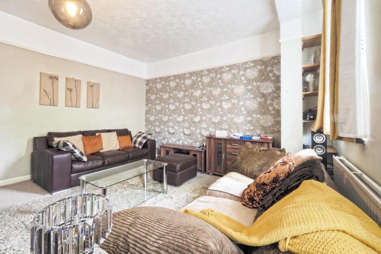 Stunning, Large 1 Bed Riverside Flat Londen