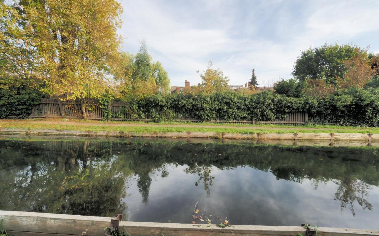 Stunning, Large 1 Bed Riverside Flat * Londen