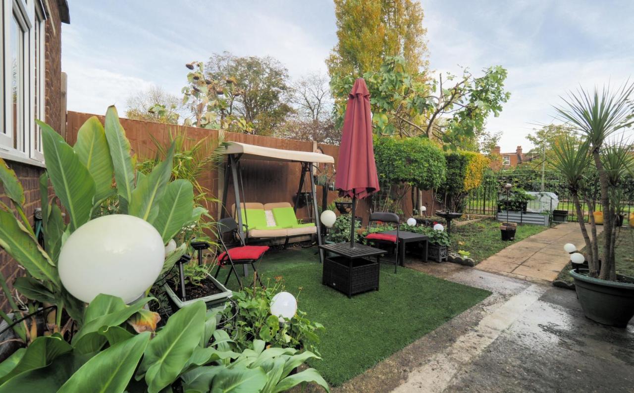 Stunning, Large 1 Bed Riverside Flat * Londen