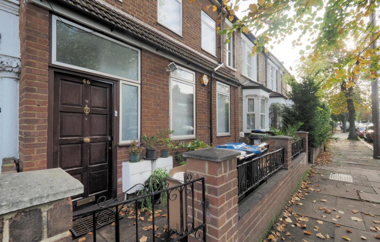 Stunning, Large 1 Bed Riverside Flat Londen