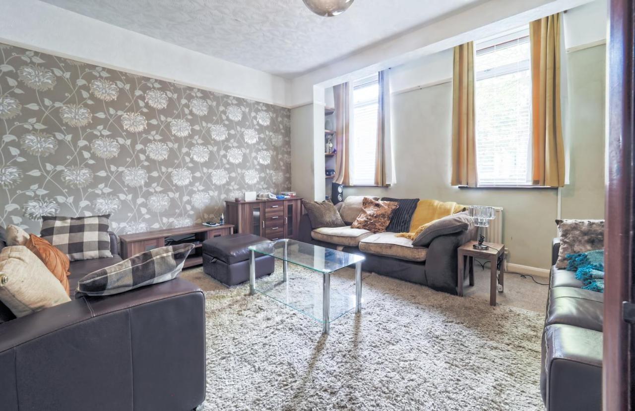 Stunning, Large 1 Bed Riverside Flat Londen